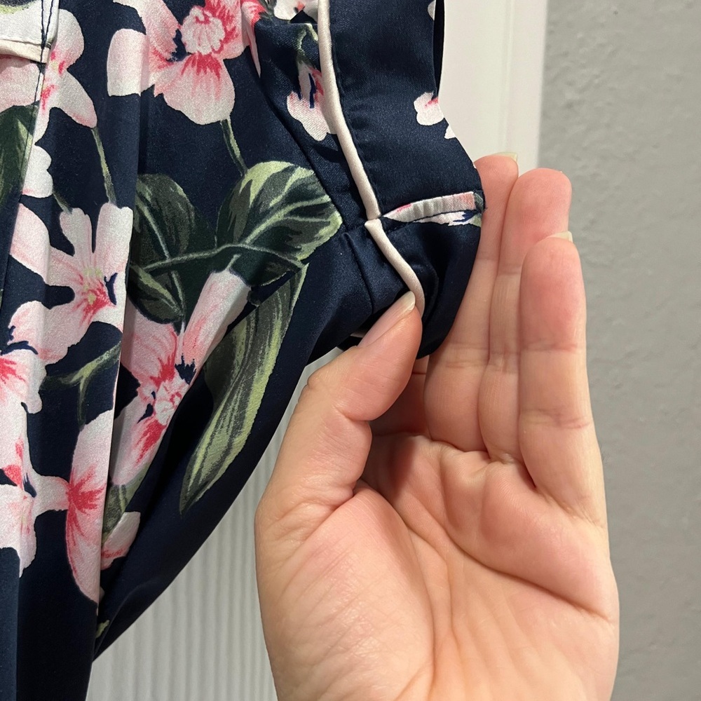 Victoria’s Secret Satin Floral Pajama Romper XS Navy Silk Sleepwear Shorts Set - Picture 7 of 8